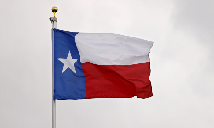 Toàn cảnh lá cờ tiểu bang Texas trong một sự kiện ở San Antonio, Texas, vào ngày 30/03/2023. (Ảnh: Mike Mulholland/Getty Images)