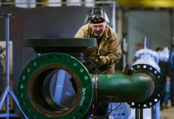 Một công nhân làm việc trên đường ống tại Pioneer Pipe, nơi cung cấp sản phẩm cho ngành dầu khí, ở Marietta, Ohio, hôm 25/10/2016. (Ảnh: Spencer Platt/Getty Images)