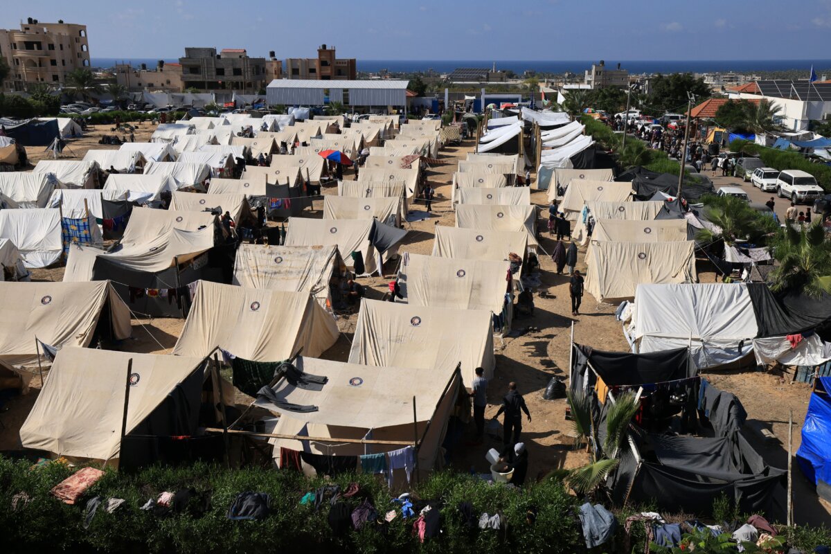 Những căn lều dành cho người Palestine muốn tị nạn được dựng trong khuôn viên trung tâm Cơ quan Liên Hiệp Quốc về Cứu trợ và Việc làm cho Người tị nạn Palestine ở phía nam Dải Gaza, vào ngày 19/10/2023. (Ảnh: Mahmud Hams/AFP qua Getty Images)