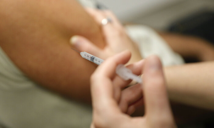 Một người đàn ông được chích vaccine Comirnaty Omicron XBB 1.5 Pfizer trong một bức ảnh lưu trữ. (Ảnh: Pascal Pochard-Casabianca/AFP via Getty Images)