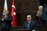 Ông Recep Tayyip Erdogan, đương kim Tổng thống Thổ Nhĩ Kỳ và là lãnh đạo Đảng Công lý và Phát triển (AK), (giữa), có bài diễn văn tại cuộc họp nhóm trong đảng của ông tại Đại hội đồng Quốc hội Thổ Nhĩ Kỳ ở Ankara vào ngày 25/10/2023. (Ảnh: Adem Altan/AFP via Getty Images)