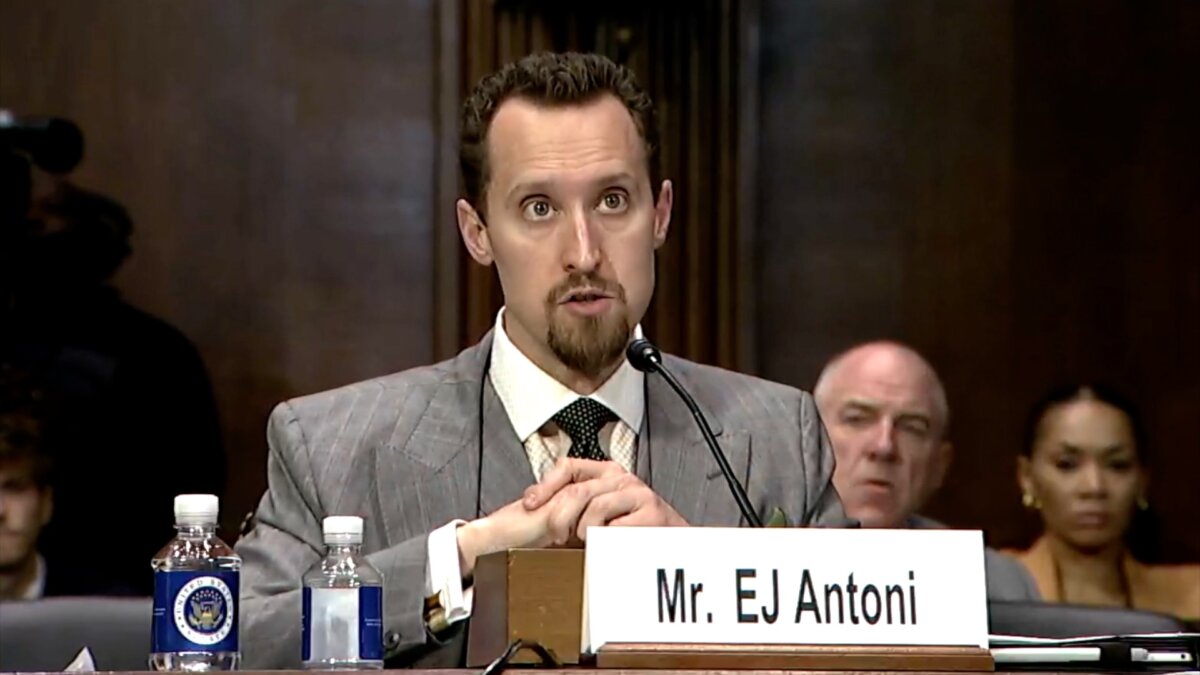 Nhà nghiên cứu của Quỹ Di Sản E.J. Antoni làm chứng tại phiên điều trần của Thượng viện ở Hoa Thịnh Đốn hôm 24/10/2023. (Ảnh: Ủy ban Tư pháp Thượng viện/Ảnh chụp màn hình qua NTD)