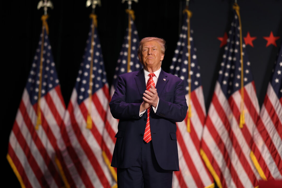 Cựu Tổng thống Donald Trump và cũng là ứng cử viên tổng thống của Đảng Cộng Hòa đến tham dự một sự kiện tranh cử tại Nhà hát Orpheum, thành phố Sioux, Iowa, hôm 29/10/2023. (Ảnh: Scott Olson/Getty Images)