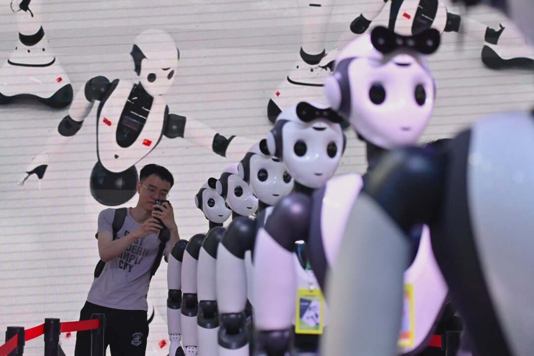 Một người đàn ông chụp ảnh robot trong Hội nghị Trí tuệ Nhân tạo Thế giới (WAIC) ở Thượng Hải vào ngày 07/07/2023 (Ảnh: Wang Zhao/AFP via Getty Images)