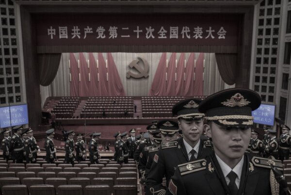 Các thành viên của đoàn quân nhạc Quân Giải phóng Nhân dân rời đi sau phiên bế mạc Đại hội Đại biểu Nhân dân Toàn quốc lần thứ 20 của Đảng Cộng sản Trung Quốc bên ngoài Đại lễ đường Nhân dân ở Bắc Kinh vào ngày 22/10/2022. (Ảnh: Kevin Frayer/Getty Images)