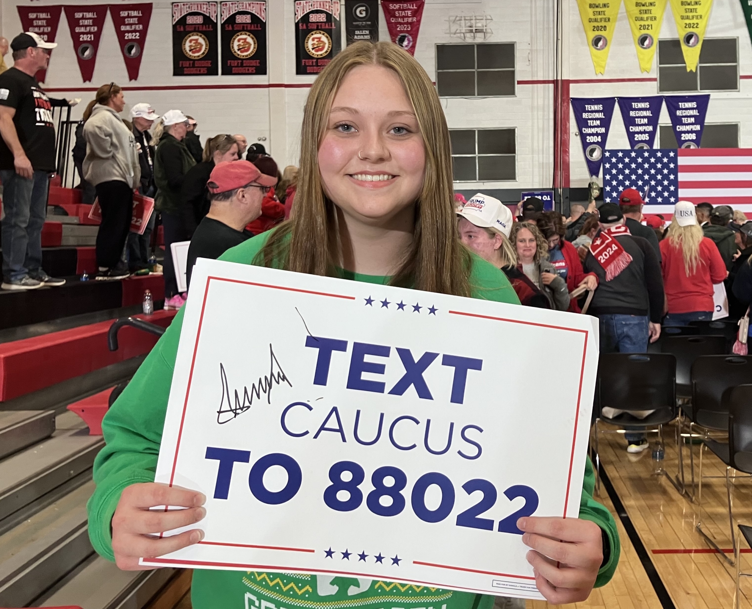 Em Justine Olson, 17 tuổi, ở Thor, Iowa, cầm tấm bảng mà cựu Tổng thống Donald Trump đã ký sau cuộc tập hợp tại Trường Trung học Phổ thông Fort Dodge ở Fort Dodge, Iowa, hôm 18/11/2023. (Ảnh: Janice Hisle/The Epoch Times)