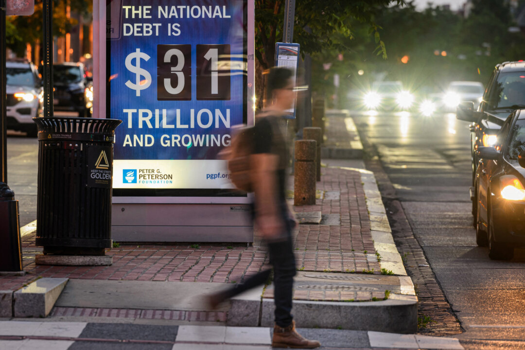 Một tấm áp phích tại nhà chờ xe buýt cho thấy khoản nợ quốc gia ở Hoa Thịnh Đốn hôm 21/05/2023. (Ảnh: Mandel Ngan/AFP qua Getty Images)