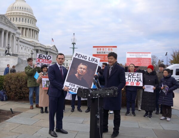 (Bên trái) Dân biểu Mike Gallagher (Cộng Hòa-Wisconsin), chủ tịch Ủy ban Đặc biệt của Hạ viện về Đảng Cộng sản Trung Quốc (ĐCSTQ), và ông Chu Phong Tỏa (Chu Fengsuo), giám đốc điều hành tổ chức Nhân quyền ở Trung Quốc, cầm một tấm bích chương ủng hộ đề cử Giải Nobel Hòa bình dành cho ông Bành Lập Pháp, còn được gọi là “người biểu tình trên cầu” vì cuộc biểu tình đơn độc trên Cầu Tứ Thông tại Bắc Kinh vào năm 2022 phản đối sự cai trị độc tài của ĐCSTQ, bên ngoài Tòa nhà Quốc Hội Hoa Kỳ vào ngày 29/11/2023. (Ảnh: Terri Wu/The Epoch Times)