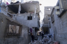 Người Palestine kiểm tra một tòa nhà bị hư hại sau cuộc không kích của Israel vào thị trấn Khan Younis, Gaza, vào ngày 03/12/2023. (Ảnh: Fatima Shbair/AP Photo)