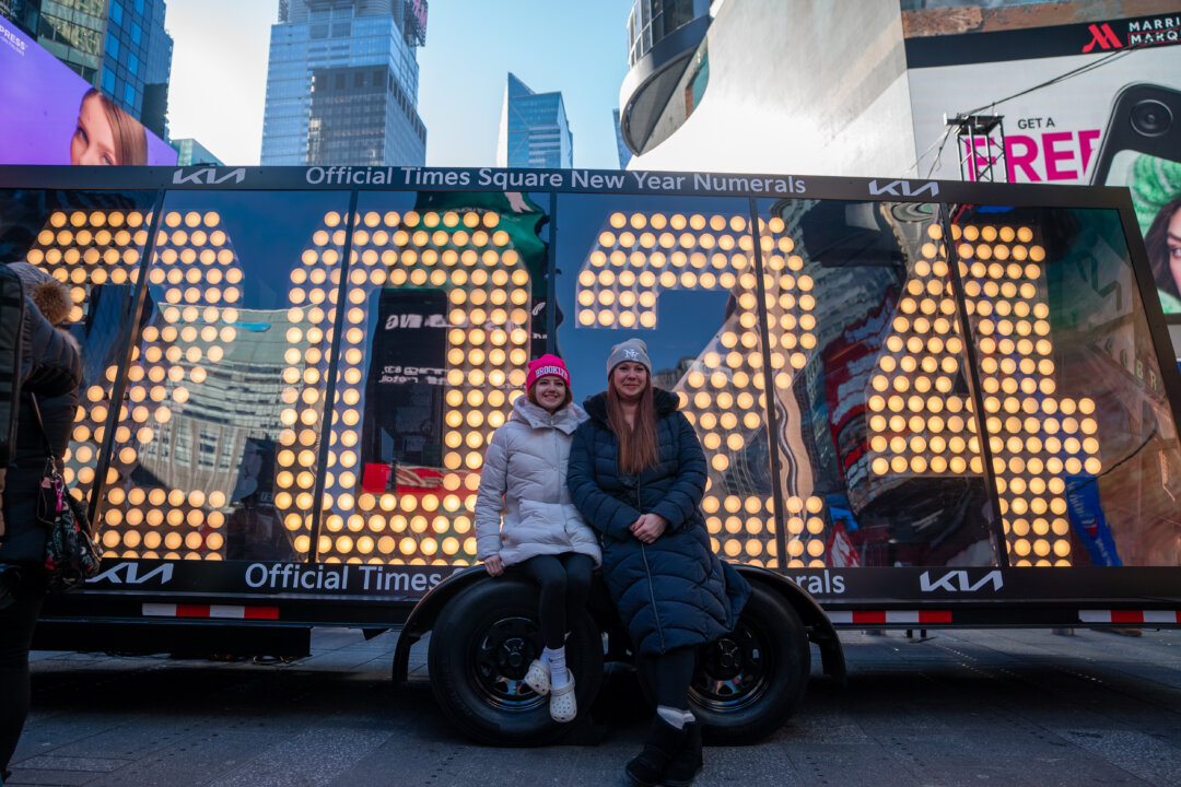 Những người tham dự tạo dáng trước tấm biển có số 2024 sau buổi lễ thắp sáng ở Quảng trường Thời Đại ở New York hôm 20/12/2023. (Ảnh: David Dee Delgado/Getty Images)