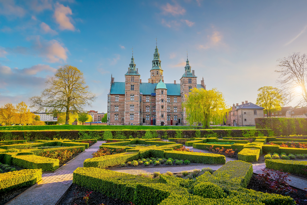 Cảnh quan bên ngoài của Lâu đài Rosenborg nổi bật với khu vườn đối xứng. Mặt tiền bằng gạch đỏ cùng những tháp cao, tháp pháo, và đầu hồi là đặc trưng của phong cách Phục Hưng Hà Lan, đã truyền cảm hứng cho kiến trúc Đan Mạch sau này. Tương truyền rằng, Vua Christian Đệ tứ đã thiết kế một phần Lâu đài Rosenberg, cùng với các kiến trúc sư Bertel Lange và Hans van Steenwinckell, vào đầu những năm 1600. Ban đầu, lâu đài là một cung điện nghỉ dưỡng nhỏ, nhưng qua nhiều lần mở rộng, đến năm 1633, lâu đài đã trở thành công trình đồ sộ như ngày nay. (Ảnh: 111 photo/Shutterstock)