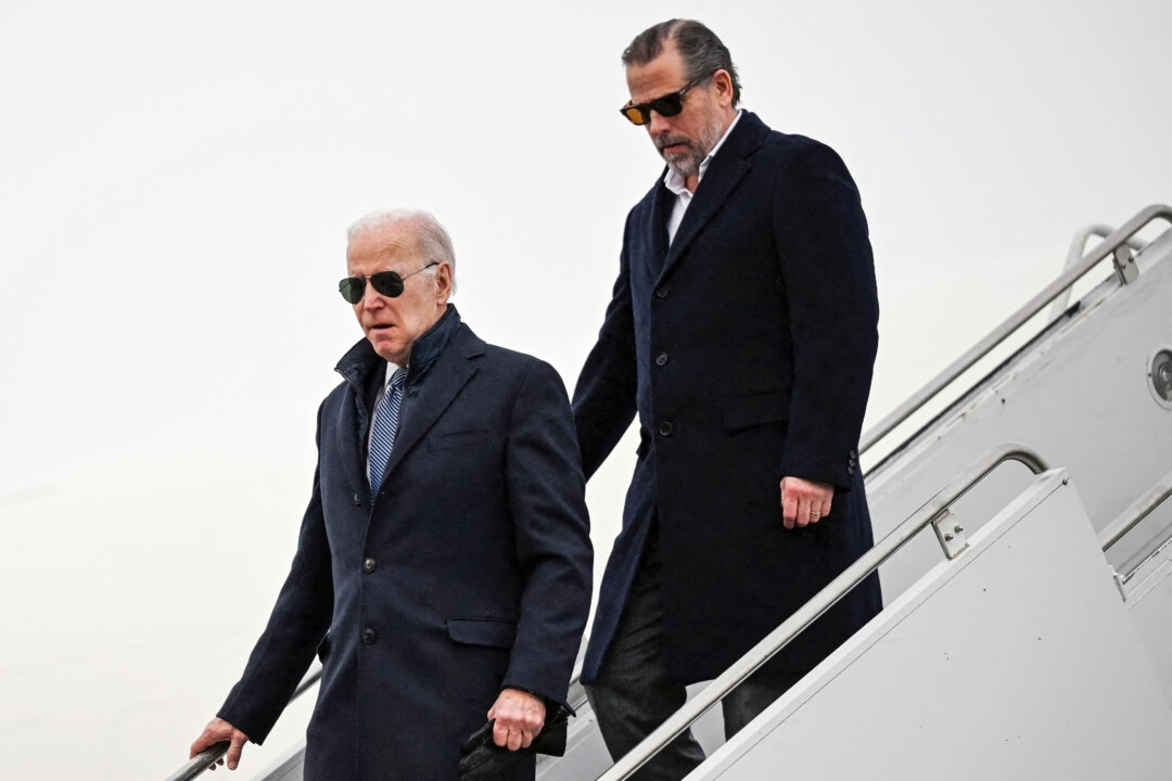 Tổng thống Joe Biden và con trai ông, ông Hunter Biden, đến Căn cứ Lực lượng Phòng không Quốc gia Hancock Field ở Syracuse, New York, vào ngày 04/02/2023. (Ảnh: Andrew Caballero-reynolds/AFP qua Getty Images)