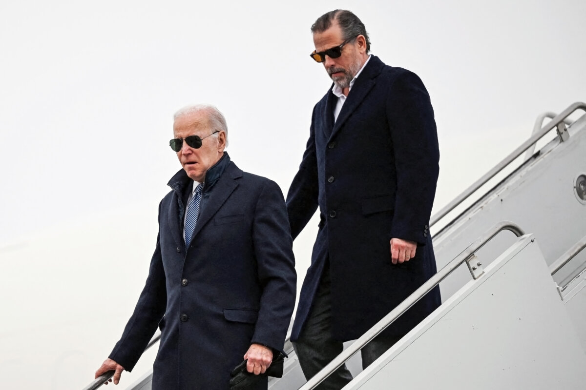 Tổng thống Joe Biden và con trai, ông Hunter Biden, đến Căn cứ Lực lượng Phòng không Quốc gia Hancock Field ở Syracuse, New York, vào ngày 04/02/2023. (Ảnh: Andrew Caballero-reynolds/AFP qua Getty Images)