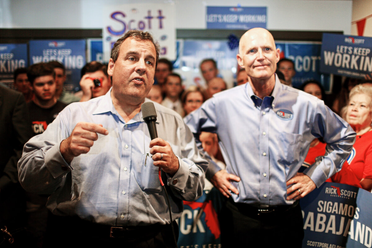 Ông Chris Christie, Thống đốc New Jersey đương thời, và ông Rick Scott, Thống đốc Florida đương thời, thực hiện một chiến dịch vận động tranh cử tại Văn phòng Vero Beach Field ở Vero Beach, Florida, vào ngày 16/10/2014. (Ảnh: Joe Raedle/Getty Images)