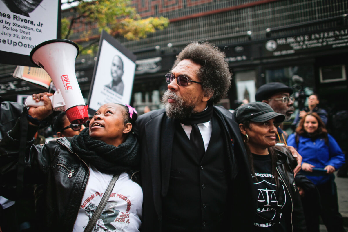 Ông Cornel West (giữa) tham dự cuộc biểu tình phản đối sự tàn bạo của cảnh sát tại Công viên Quảng trường Washington ở New York vào ngày 24/10/2015. (Ảnh: Kena Betancur/Getty Images)