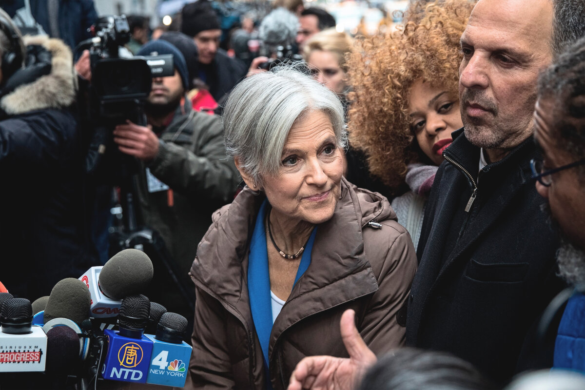 Bà Jill Stein nói trong một cuộc họp báo tại Đại lộ số 5 ở New York vào ngày 05/12/2016. (Ảnh: Drew Angerer/Getty Images)