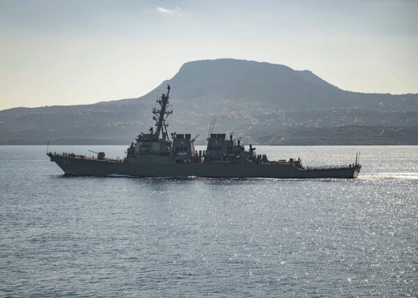 Khu trục hạm mang phi đạn dẫn đường USS Carney ở Vịnh Souda, Hy Lạp, trong một bức ảnh không đề ngày tháng. Chiến hạm Mỹ này và nhiều tàu thương mại khác đã bị tấn công ở Hồng Hải, hôm 03/12/2023. (Ảnh: Hạ sĩ cấp 3 Bill Dodge/Hải quân Hoa Kỳ qua AP)