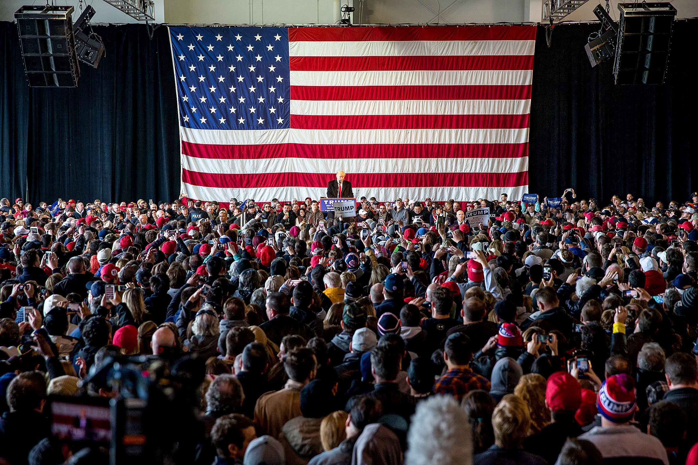 Ứng cử viên tổng thống của Đảng Cộng Hòa Donald Trump nói chuyện trước đám đông lớn tại cuộc vận động tranh cử cho chiến dịch tranh cử của ông ở Rochester, New York vào ngày 10/04/2016. (Ảnh: Brett Carlsen/Getty Images)