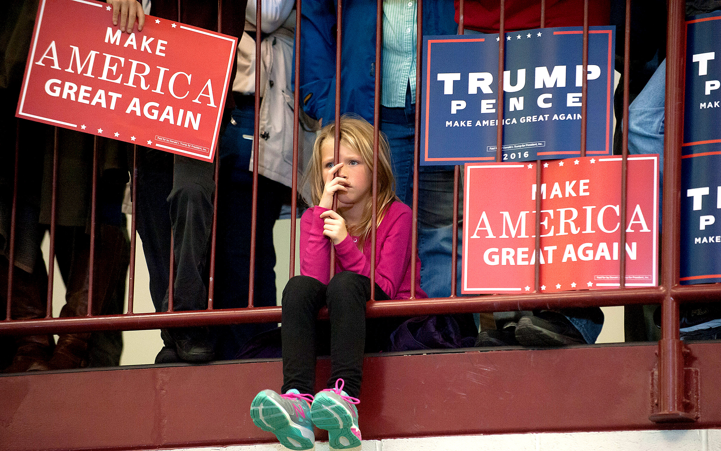 Những người ủng hộ lắng nghe ứng cử viên tổng thống của Đảng Cộng Hòa Donald Trump tại một cuộc vận động tranh cử ở Geneva, Ohio, vào ngày 27/10/2016. (Ảnh: Jeff Swensen/Getty Images)