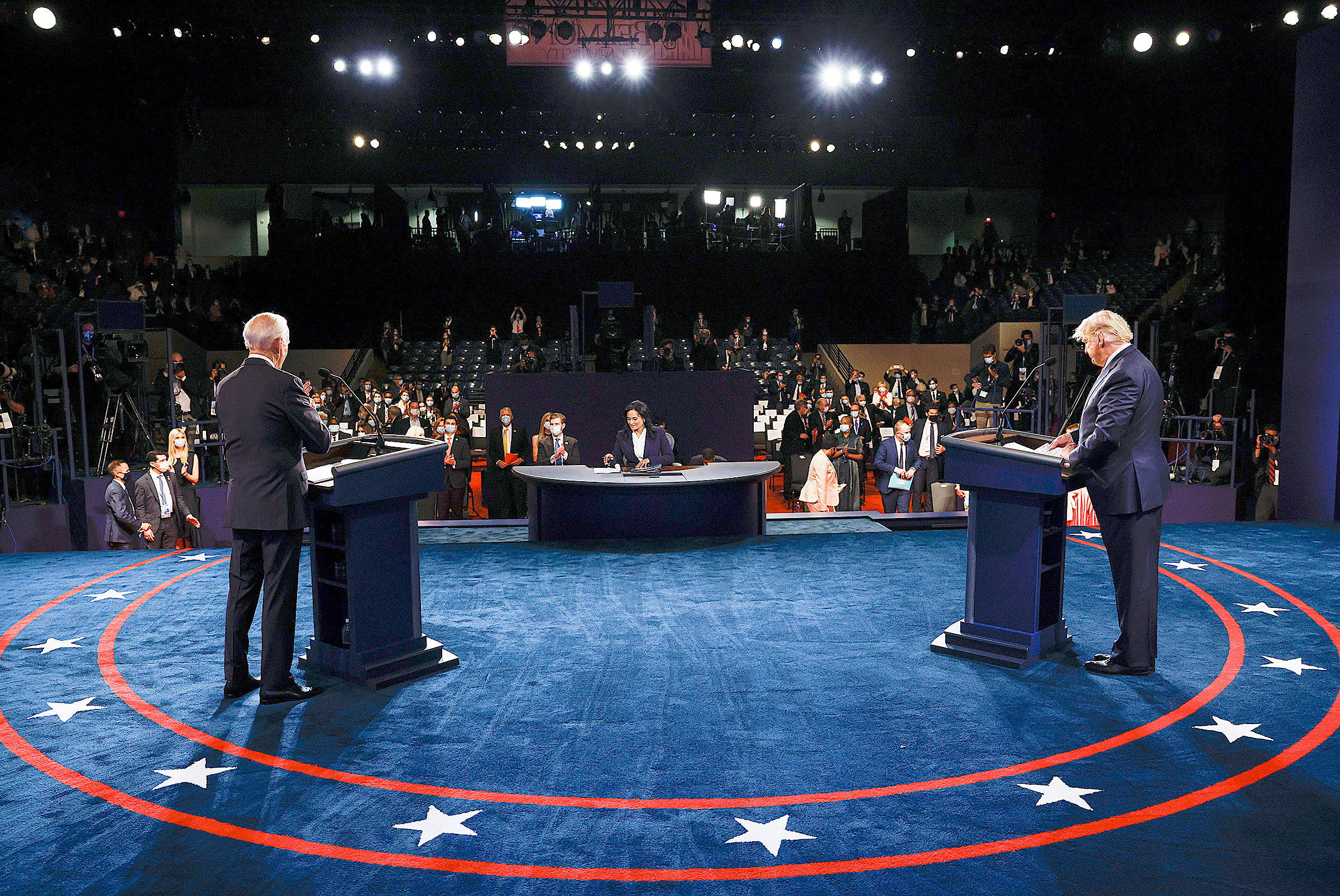 Tổng thống Donald Trump (phải) và ứng cử viên tổng thống của Đảng Dân Chủ Joe Biden tham gia cuộc tranh biện tổng thống cuối cùng ở Nashville, Tennessee, vào ngày 22/10/2020. (Ảnh: Jim Bourg-Pool/Getty Images)