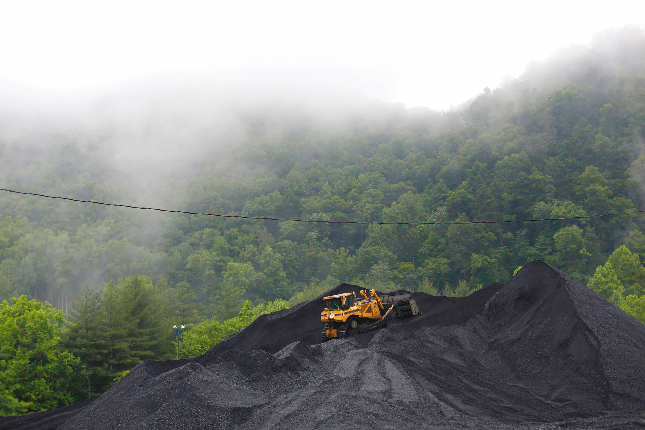 Một chiếc máy ủi đang hoạt động trên đỉnh của một ụ than tại Trạm Chi nhánh CCI Energy Slones ở Shelbiana, Kentucky, vào ngày 03/06/2014. (Ảnh: Luke Sharrett/Getty Images)