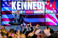 Ứng cử viên tổng thống độc lập Robert F. Kennedy Jr. trình bày tại một cuộc vận động tranh cử tại Phoenix, Arizona, hôm 20/12/2023. (Ảnh: Matt York/AP Photo)