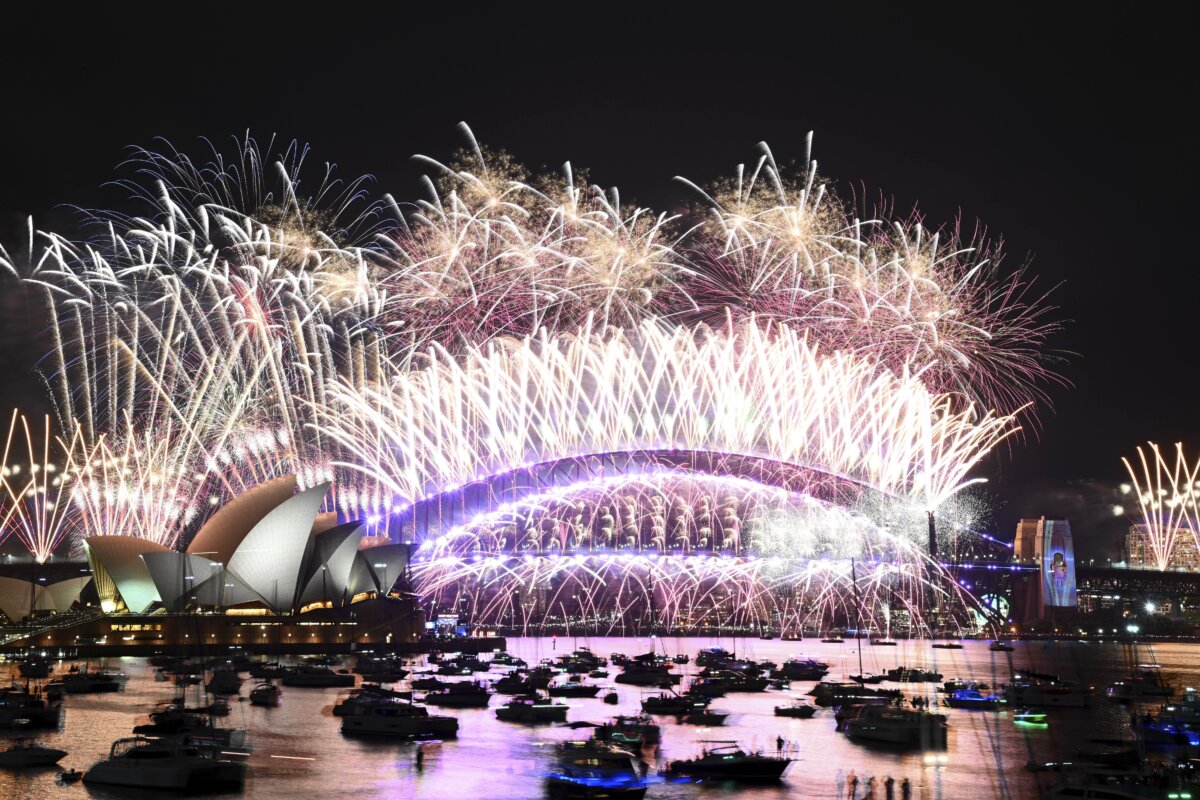 Pháo hoa nổ trên bầu trời Nhà hát Opera Sydney và trên Cầu Cảng vào lễ đón giao thừa ở Sydney hôm 01/01/2024. (Ảnh: Dan Himbrechts/AAP Image via AP)