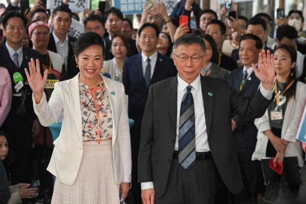 Ông Kha Văn Triết (phải), Chủ tịch Đảng Nhân dân Đài Loan (TPP) và là ứng cử viên tổng thống, cùng người đồng tranh cử thuộc đảng TPP của ông, bà Ngô Hân Doanh, vẫy tay chào sau khi họ ghi danh vào cuộc bầu cử tổng thống năm 2024 sắp tới tại Ủy ban Bầu cử Trung ương ở Đài Bắc, hôm 24/11/2023. (Ảnh: Sam Yeh/AFP qua Getty Images)