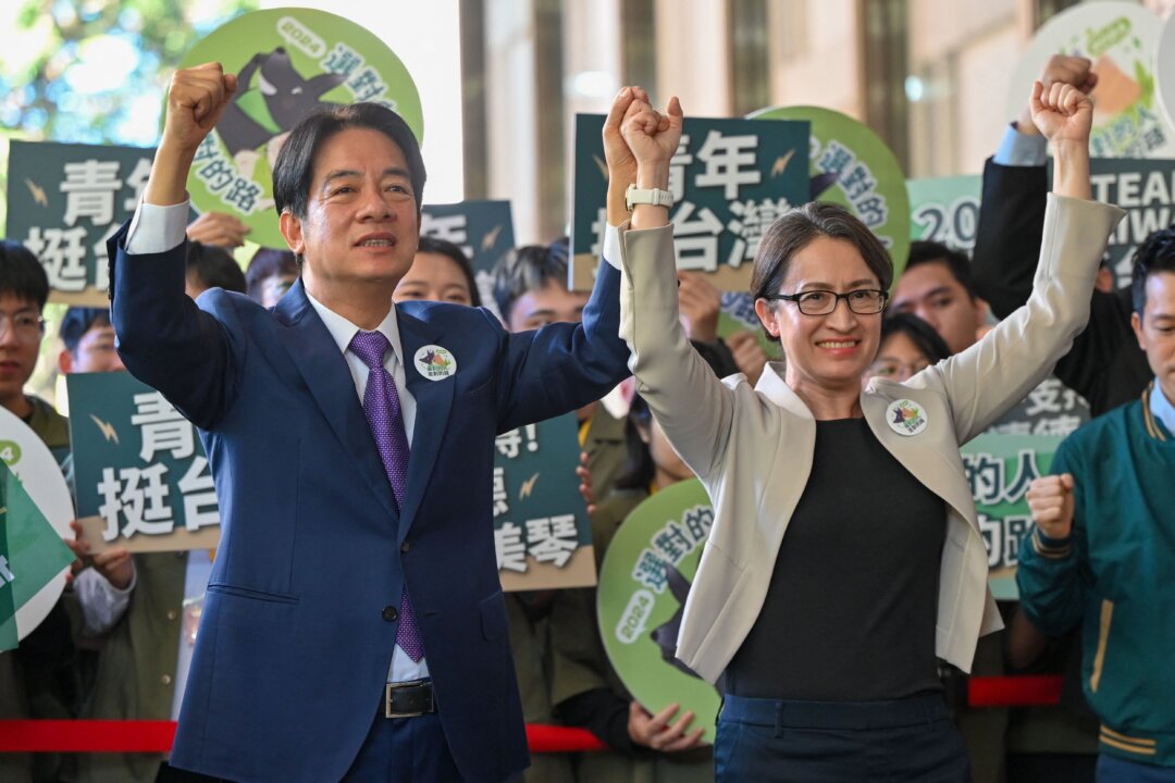 Ứng cử viên tổng thống Đài Loan Lại Thanh Đức (Lai Ching-te - trái) và ứng cử viên liên danh với ông là bà Tiêu Mỹ Cầm (Hsiao Bi-khim - phải), thuộc Đảng Dân chủ Tiến bộ (Đảng Dân Tiến, DPP) cầm quyền, chào người ủng hộ sau khi họ ghi danh tranh cử tổng thống năm 2024 tại Đài Bắc, hôm 21/11/2023. (Ảnh: Sam Yeh/AFP qua Getty Images)