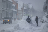 Người dân cố gắng xúc tuyết ra khỏi một chiếc xe hơi ở Kristiansand, Na Uy, hôm 02/01/2024. (Ảnh: Tor Erik Schrøder/NTB Scanpix qua AP)