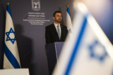 Phát ngôn viên Eylon Levy của chính phủ Israel, nói với các thành viên của giới truyền thông trong cuộc họp báo thường nhật ở Tel Aviv, Israel, hôm 28/11/2023. (Ảnh: Alexi J. Rosenfeld/Getty Images)