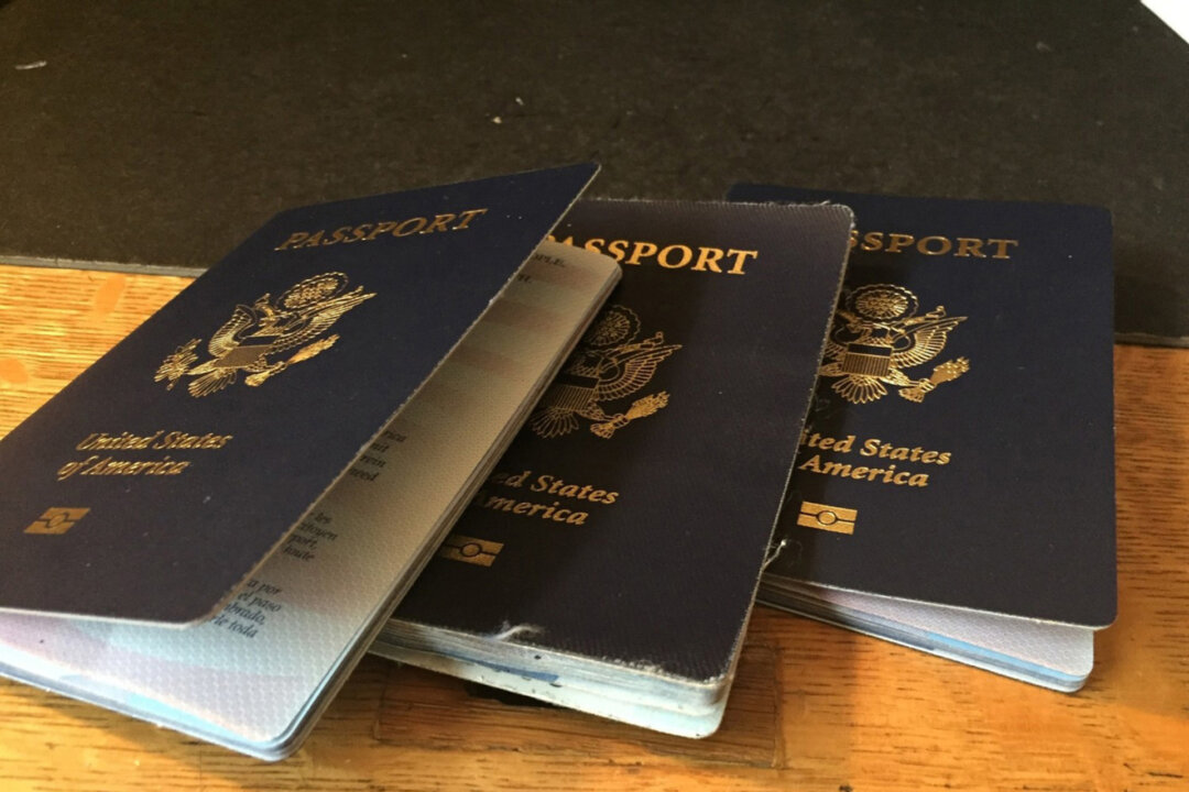 Đối với du khách từ 16 tuổi trở lên, hộ chiếu Hoa Kỳ có hiệu lực trong 10 năm. Nhưng đối với những người dưới 16 tuổi, thời hạn của hộ chiếu chỉ là 5 năm. (Ảnh: Christopher Reynolds/Los Angeles Times/TNS)