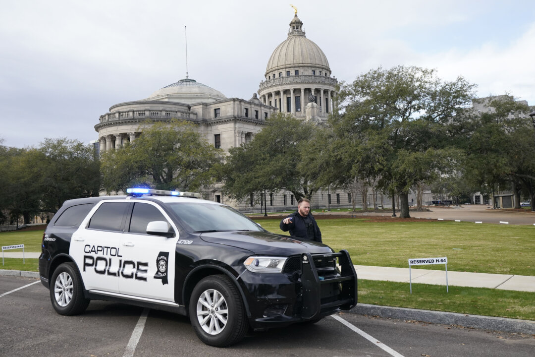 Một sĩ quan thuộc lực lượng Cảnh sát Quốc hội Hoa Kỳ cảnh báo người qua đường khi cảnh sát ứng phó với một mối đe dọa đánh bom tại Tòa nhà Quốc hội tiểu bang Mississippi ở Jackson vào hôm 03/01/2024. (Ảnh: Rogelio V. Solis/AP Photo)