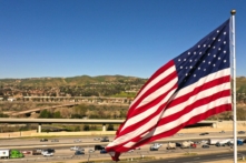 Xe hơi và xe tải chạy ngang qua quốc kỳ Hoa Kỳ trên Xa lộ 91 ở Anaheim Hills, California, hôm 08/02/2023. (Ảnh: Patrick T. Fallon/AFP qua Getty Images)