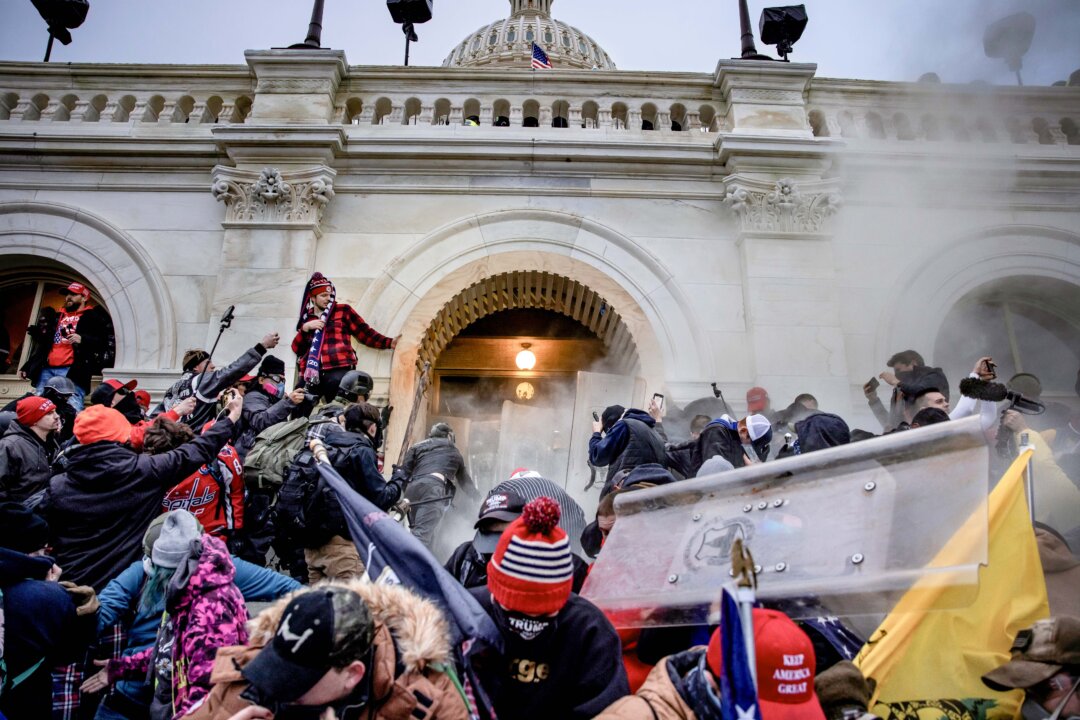 Người biểu tình đụng độ với cảnh sát và lực lượng an ninh tại Tòa nhà Capitol ở Thủ đô Hoa Thịnh Đốn, vào ngày 06/01/2021. (Ảnh: Brent Stirton/Getty Images)
