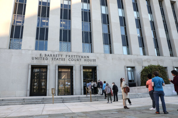 Các bồi thẩm viên tiềm năng và những vị khách khác đợi bên ngoài Tòa án Liên bang E. Barrett Prettyman ở Hoa Thịnh Đốn, vào ngày 27/09/2022. (Ảnh: Kevin Dietsch/Getty Images)