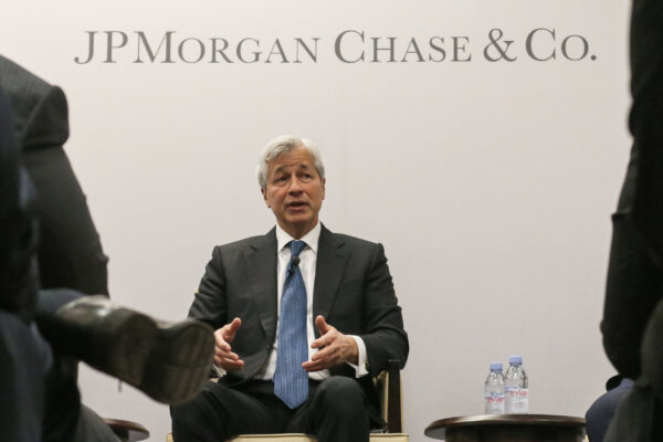 Giám đốc điều hành JP Morgan Chase Jamie Dimon nói chuyện tại một sự kiện ở Hoa Thịnh Đốn hôm 05/04/2016. (Ảnh: Mark Wilson/Getty Images)
