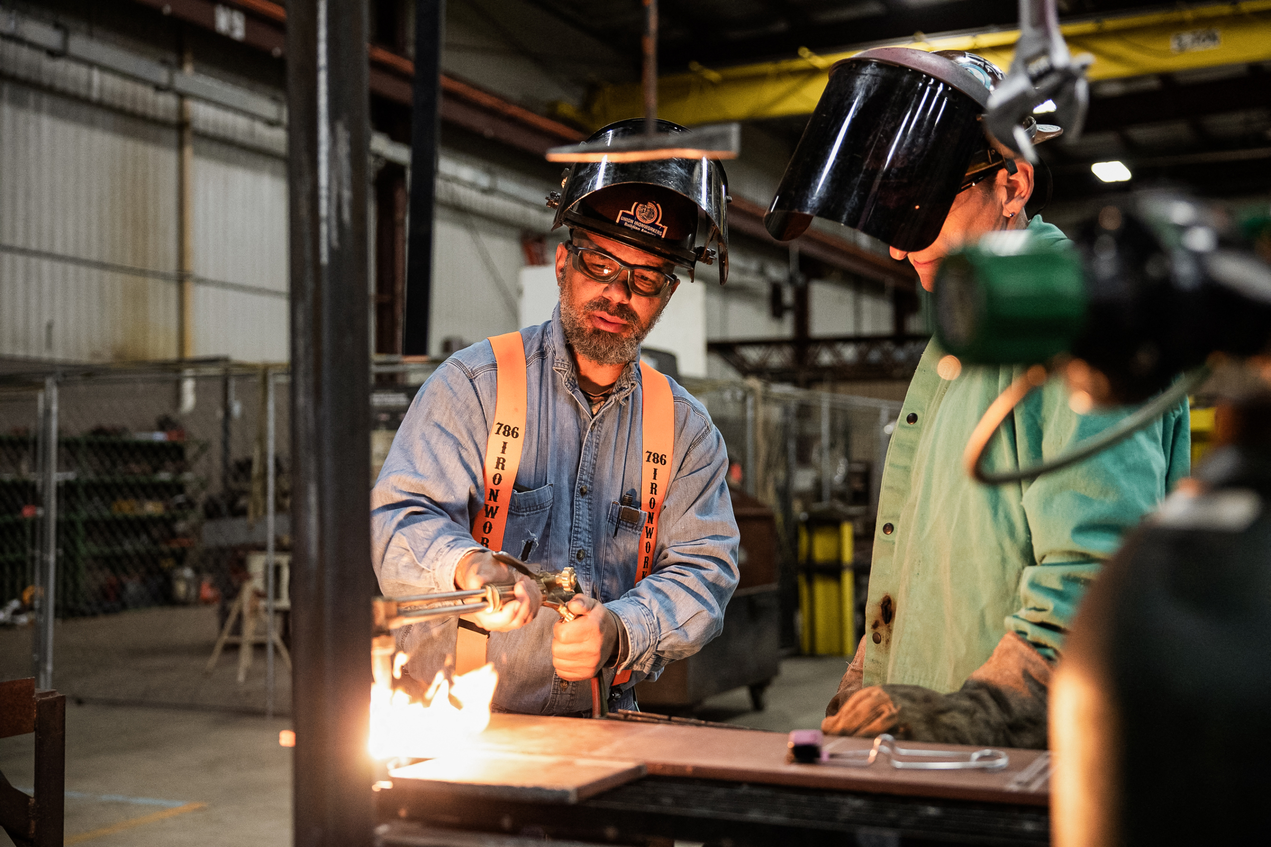 Một người hướng dẫn tập sự giúp một sinh viên tại nhà máy thép của nghiệp đoàn Ironworkers Local 29 ở Dayton, Ohio, hôm 24/10/2022. (Ảnh: Megan Jelinger/AFP qua Getty Images)