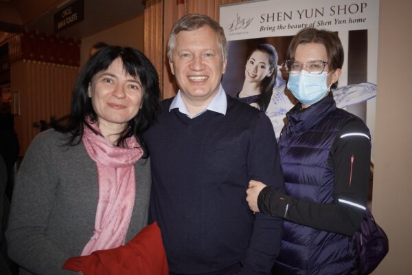 (Từ trái qua phải): Bà Irina và phu quân Alexey Kislitsyn và bằng hữu của họ, bà Elena, thưởng thức chương trình Nghệ thuật Biểu diễn Shen Yun tại nhà hát New Theatre ở thành phố Oxford, Vương quốc Anh, hôm 06/01/2024. (Ảnh: Mary Mann/The Epoch Times)