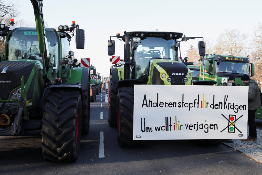 Đức: Nông dân đổ về Berlin biểu tình phản đối kế hoạch thắt lưng buộc bụng của chính phủ