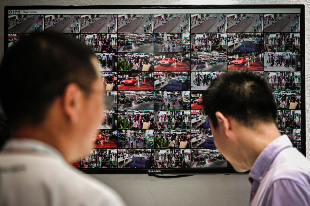 Những người tham gia được nhìn thấy trên màn hình camera an ninh CCTV tại Hội nghị Trí tuệ Nhân tạo Thế giới ở Thượng Hải, Trung Quốc, hôm 06/07/2023. (Ảnh: Wang Zhao/AFP qua Getty Images)