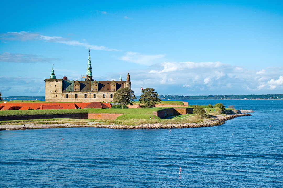 Lâu đài Kronborg đứng sừng sững tại lối vào eo biển Oresund, eo biển ngăn cách giữa Thụy Điển và Đan Mạch ở phía đông bắc Đan Mạch, và là kiệt tác của kiến trúc Phục Hưng Hà Lan. Lâu đài này là một khu phức hợp bốn tòa nhà, bao chung quanh là các tháp canh và ngọn tháp vươn cao. (Ảnh: anderm/Shutterstock)
