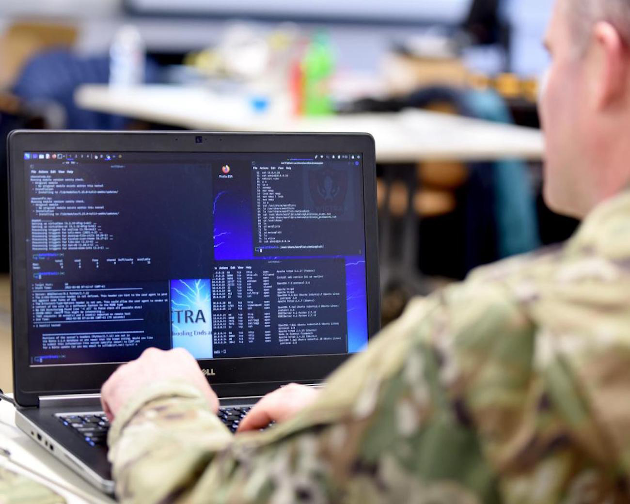Đại úy Không lực Hoa Kỳ Shannon Bender xem xét thông tin máy điện toán trong một sự kiện huấn luyện về chiến tranh mạng ở Michigan vào ngày 08/03/2022. (Ảnh: Thượng sĩ David Eichaker/Vệ binh Quốc gia Không quân Hoa Kỳ)