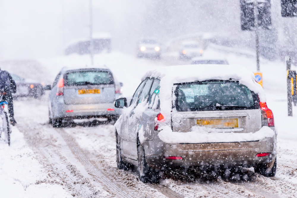 Chuẩn bị phương tiện di chuyển cho mùa đông bằng cách kiểm tra lốp xe và ắc quy để bảo đảm chúng ở trong tình trạng tốt. (Ảnh: Jevanto Productions/Shutterstock)