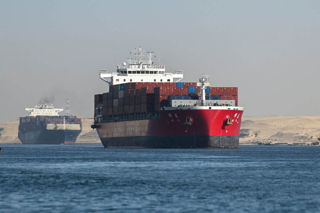 Một con tàu đi qua Kênh đào Suez hướng tới Hồng Hải ở Ismailia, Ai Cập, hôm 10/01/2024. (Ảnh: Sayed Hassan/Getty Images)
