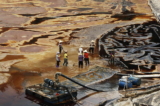 Công nhân khơi thoát nước bị ô nhiễm gần mỏ đồng của Tập đoàn Khai thác Khoáng sản Tử Kim (Zijin Mining Group) ở Thượng Hàng hôm 13/07/2010. Tử Kim đang mua 15% cổ phần công ty phát triển khoáng sản trọng yếu Solaris Resources Inc. của Canada với giá 130 triệu USD thông qua phát hành riêng lẻ hôm 11/01/2024 (Ảnh: STR/AFP qua Getty Images)