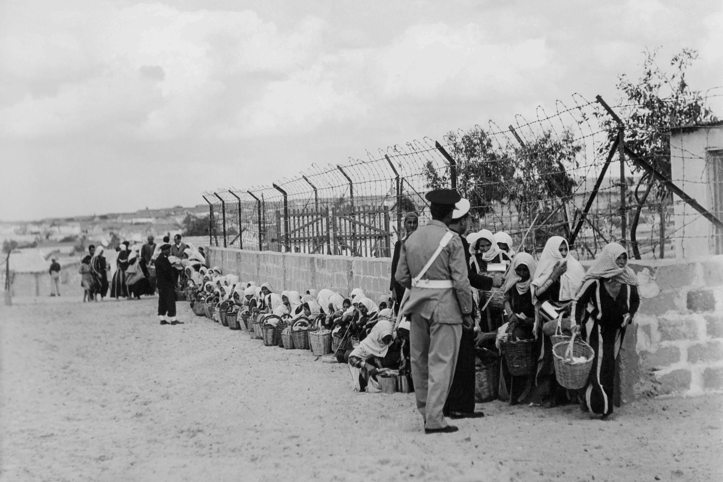 Những người tị nạn Palestine xếp hàng nhận thực phẩm do Cơ quan Liên Hiệp Quốc về Cứu trợ và Việc làm (UNRWA) phân phát tại một trại ở Gaza vào ngày 09/11/1956. (Ảnh: Rene Jarland/AFP qua Getty Images)