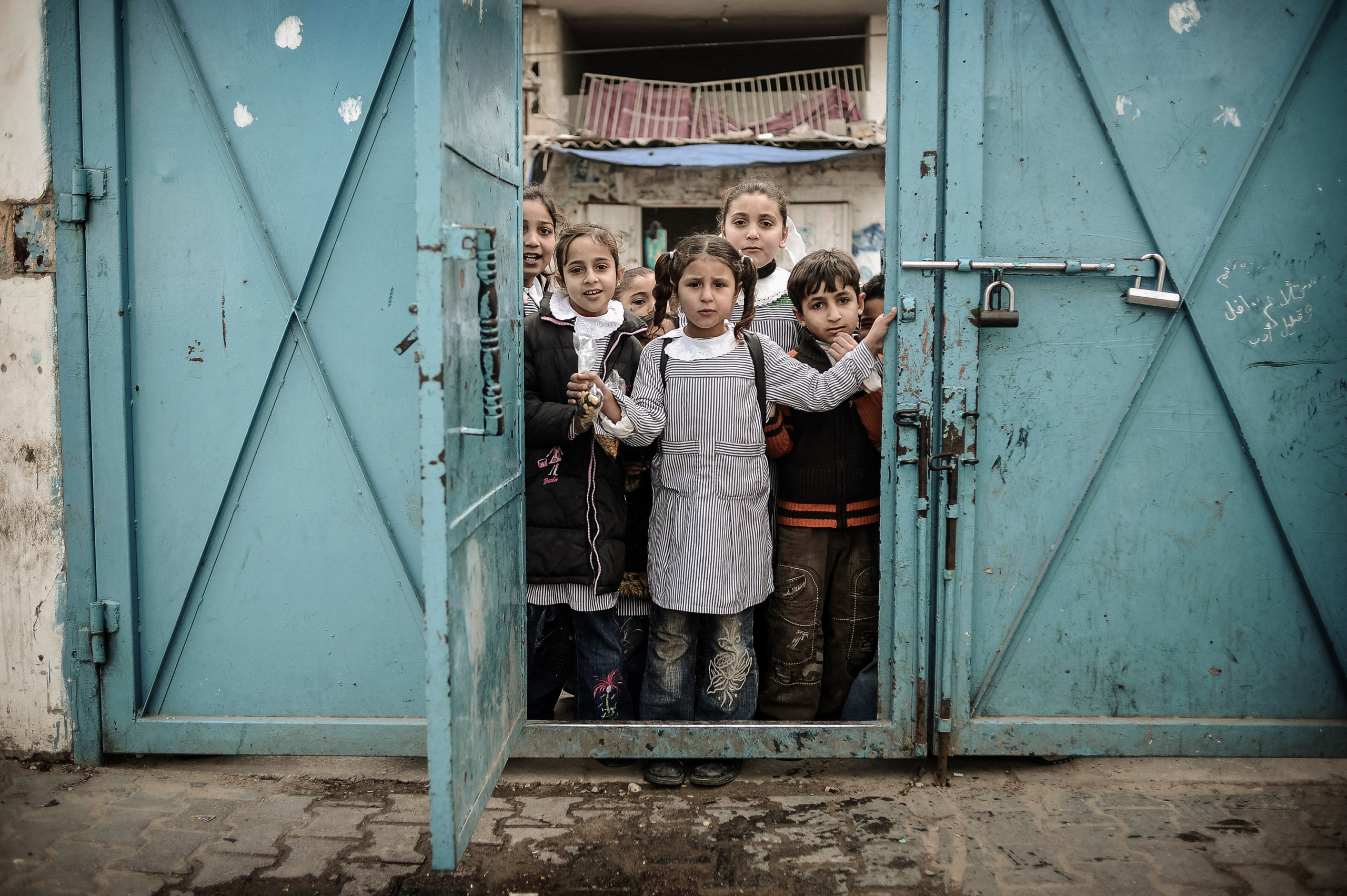 Các nữ sinh Palestine chờ ở cổng trường tiểu học do UNRWA điều hành ở Beit Lahia, phía bắc Dải Gaza, vào ngày 24/01/2009. (Ảnh: Olivier Laban-Mattei/AFP qua Getty Images)