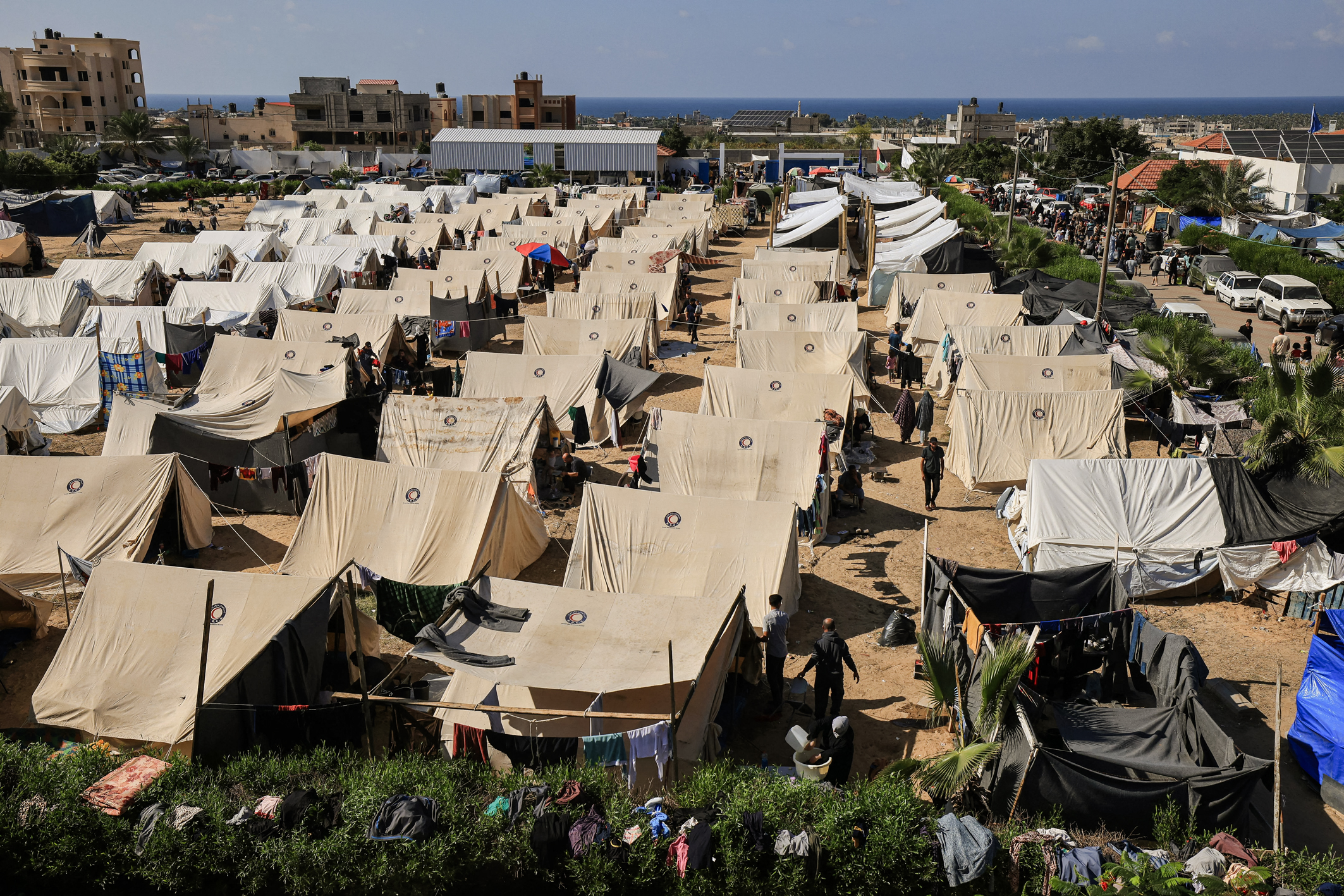 Những căn lều dành cho người Palestine muốn tị nạn được dựng trong khuôn viên trung tâm Cơ quan Liên Hiệp Quốc về Cứu trợ và Việc làm cho Người tị nạn Palestine ở phía nam Dải Gaza, hôm 19/10/2023. (Ảnh: Mahmud Hams/AFP qua Getty Images)