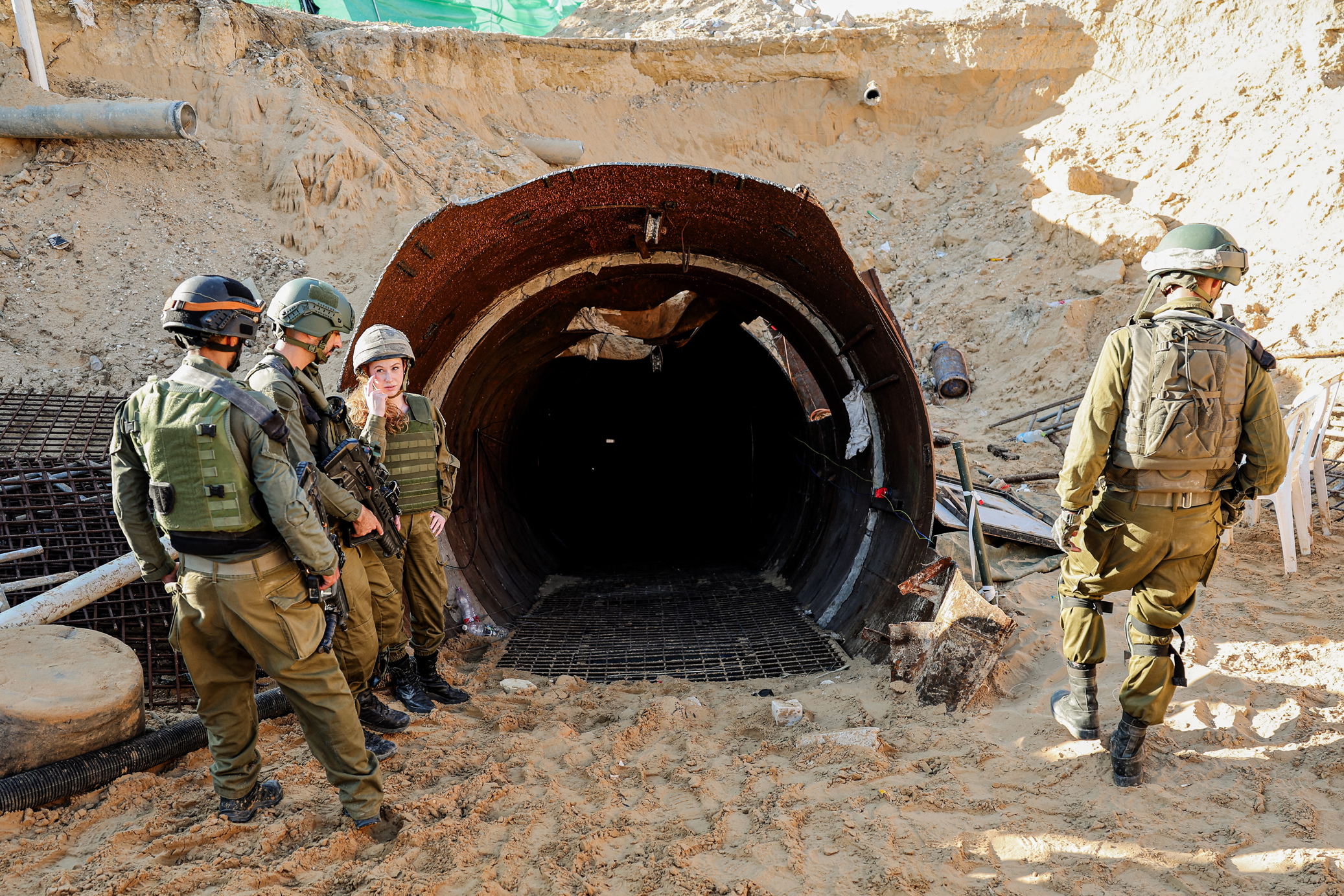 Những binh sĩ đứng ở lối vào đường hầm mà Hamas được cho là đã sử dụng để tấn công Israel qua cửa biên giới Erez, ở Gaza, hôm 15/12/2023. (Ảnh: Jack Guez/AFP qua Getty Images)
